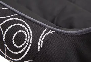 Pelíšek PRESTIGE černý vzor kruhy Cordura – detail švy