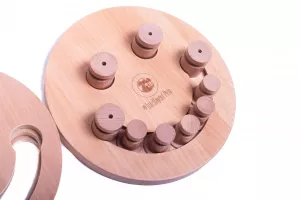Dřevěný hlavolam pro psy Smile na e-shopu FajnPes.cz kloboučky